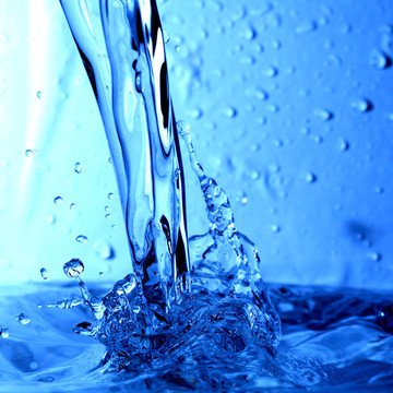 水濺濕了