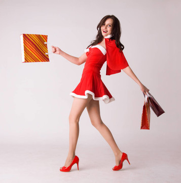 性感的微笑的女人購物紅色圣誕服裝