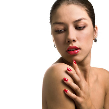 特寫性感的白人年輕女子肖像紅亮的指甲