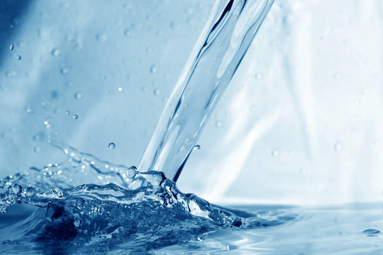 水濺濕了