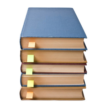 帶書簽的書籍堆疊