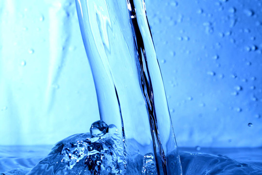 水濺濕了