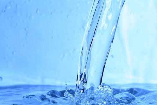 水濺濕了