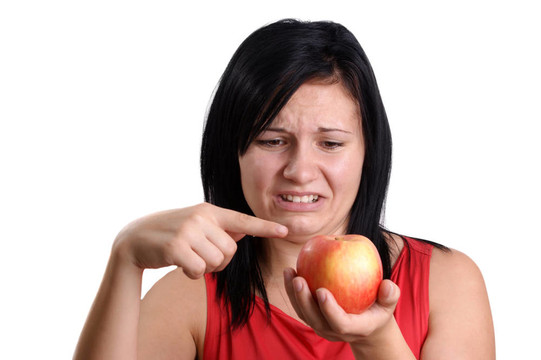 一個(gè)年輕女人不喜歡這個(gè)蘋(píng)果