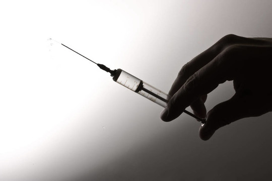 舊玻璃注射器在手