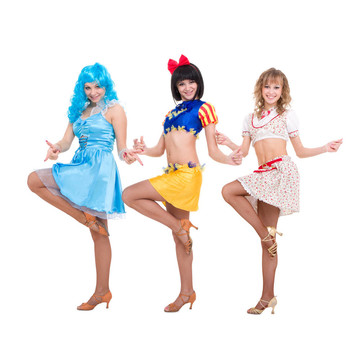 三個微笑的女孩跳舞