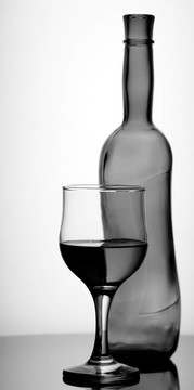 桌子上的酒杯和酒瓶。廚房靜物