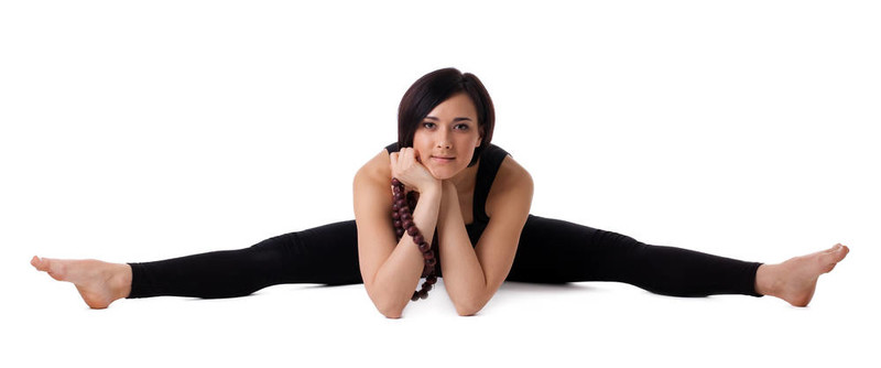 女人坐在瑜伽與珠- Upavistha Konasana