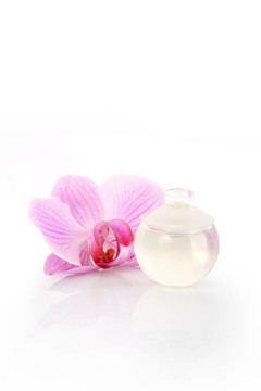 香水瓶和蘭花花