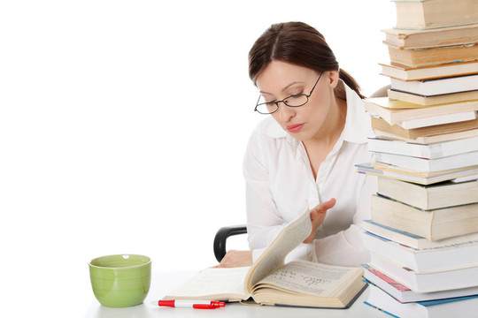 成熟的女學生正在書桌旁學習
