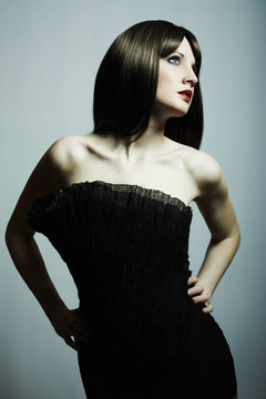 時尚寫真的年輕美麗優(yōu)雅的女人在黑色D