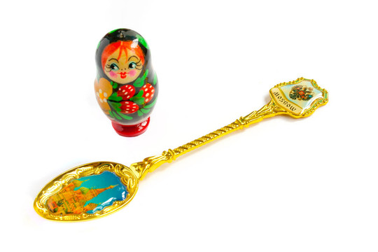 紀(jì)念品勺子和俄式套娃是俄羅斯傳統(tǒng)的禮物