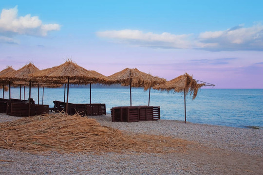 黑海上的沙滩椅和雨伞。