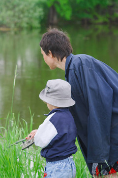母親和年幼的兒子捕捉魚的性質(zhì)