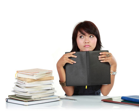 年輕的亞洲婦女與書(shū)籍
