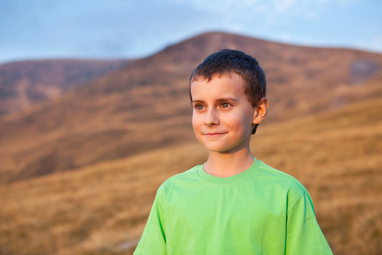 一个男孩在山上的肖像
