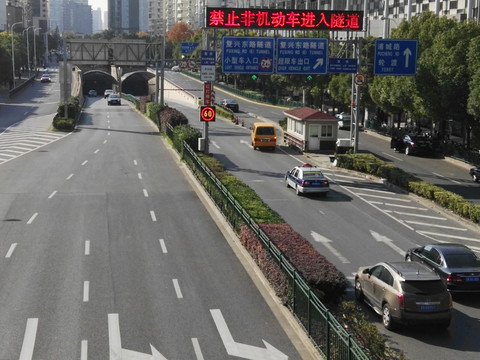城市交通隧道入口