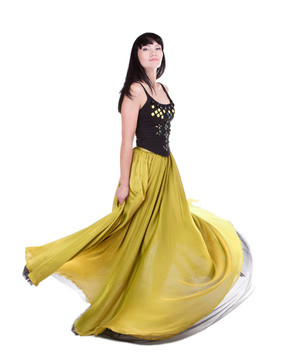 美麗的女人不在她的時尚的黃綠色的衣服