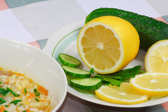 菜園里的湯和新鮮蔬菜