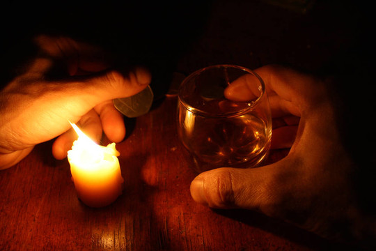 這是夜晚的靜物與玻璃朗姆酒和蠟燭