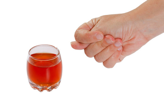 手拒絕酒精。停止飲用。