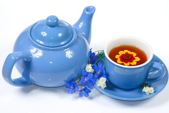 藍(lán)色水壺和一杯有花的茶