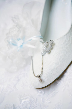 帶項鏈的結婚鞋