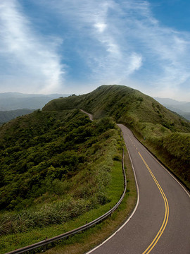 綠色道路與藍天最好的C