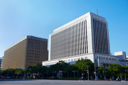 臺北市；九月；第十六；2011；中央銀行大樓和街道景觀