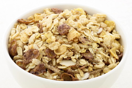 巧克力玉米片和杏仁粥或麥片