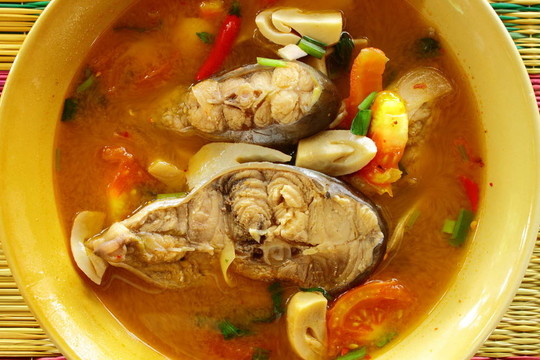用檸檬和酸橙味的魚(yú)湯