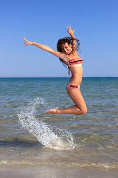 海灘上迷人的女孩