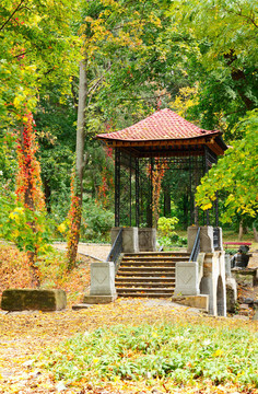 在秋天的公園中的涼亭