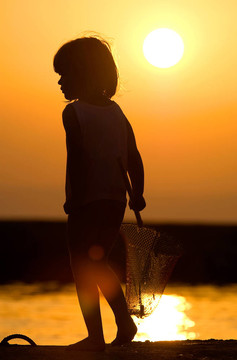 夕陽下的漁家姑娘