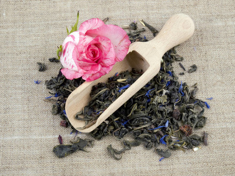 亞麻背景的綠茶和木鏟