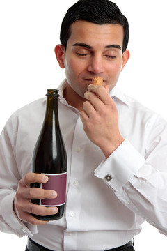 男子嗅酒木塞