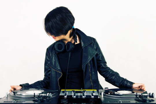 在轉(zhuǎn)盤的女DJ