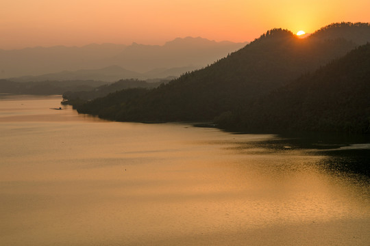 夕陽河流