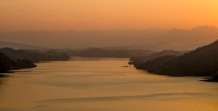 夕陽河流