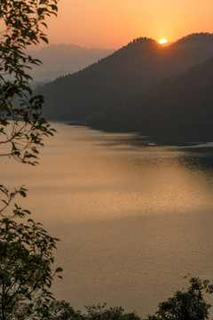 夕陽河流