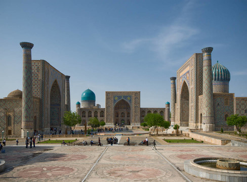 高聳的Registan；撒馬爾罕；烏茲別克斯坦
