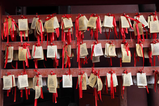 在上海孔子廟進行祈禱和祝福；中國