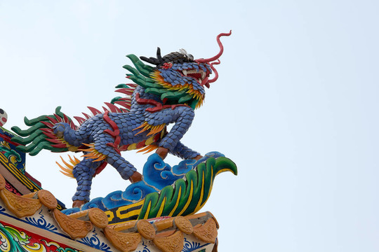 中國龍雕像，神廟的屋頂