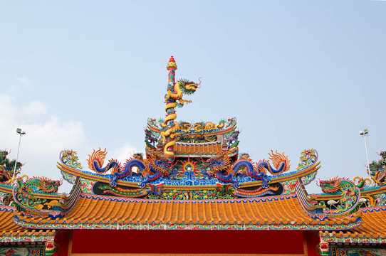 中國龍雕像，神廟的屋頂