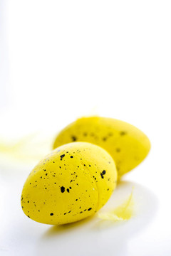 兩個(gè)黃色復(fù)活節(jié)彩蛋
