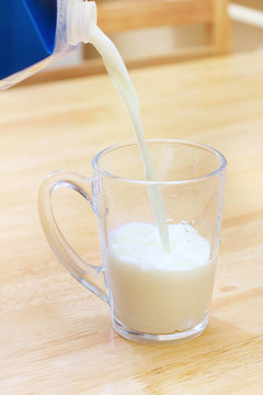 把牛奶倒進玻璃杯