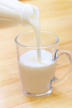 將酸奶倒入玻璃杯