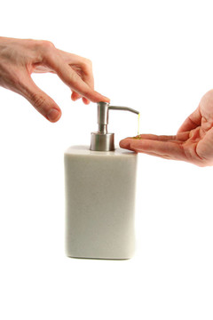 洗手：使用液体肥皂