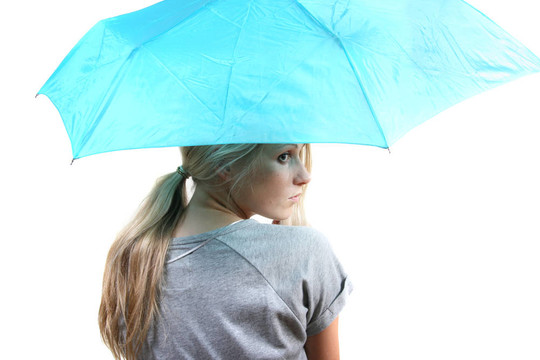 帶藍(lán)色雨傘的女人