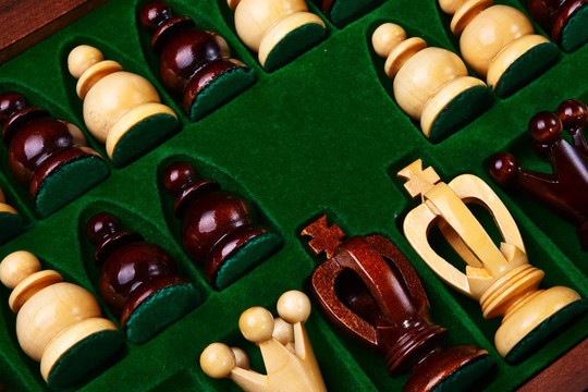 棋子放在盒子里鑲嵌綠色鑲嵌。